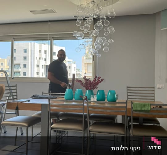 מטלית ירוקה על שולחן ליד כוסות טורקיז
